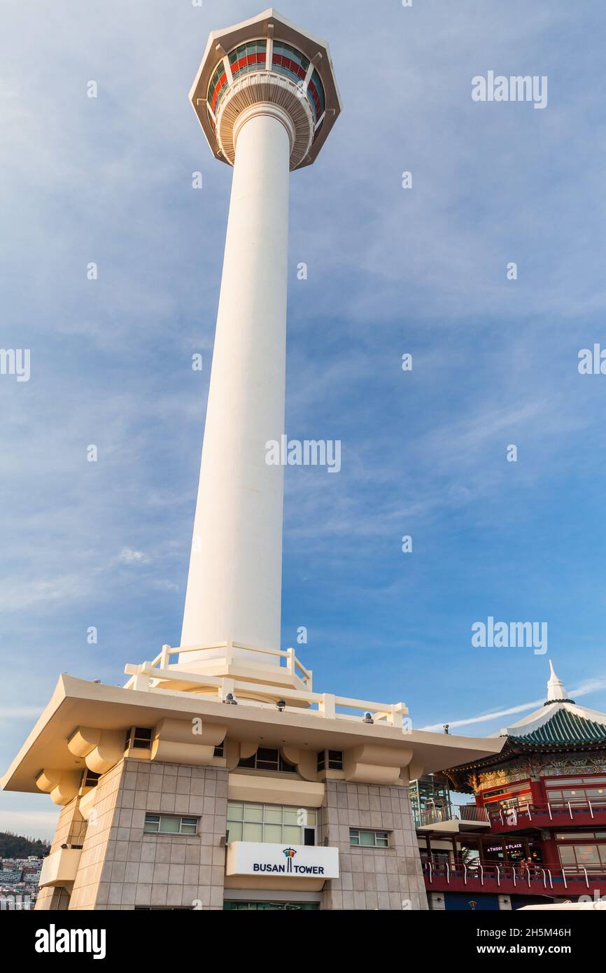Busan, Corea del Sud - 14 marzo 2018: Busan Tower situato a Yongdusan Park, popolare punto di riferimento turistico Foto Stock