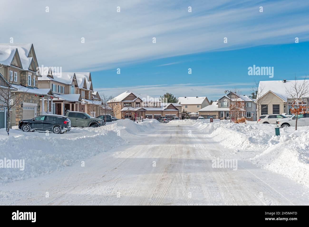 suburban quartiere strada dopo la tempesta di neve Foto Stock