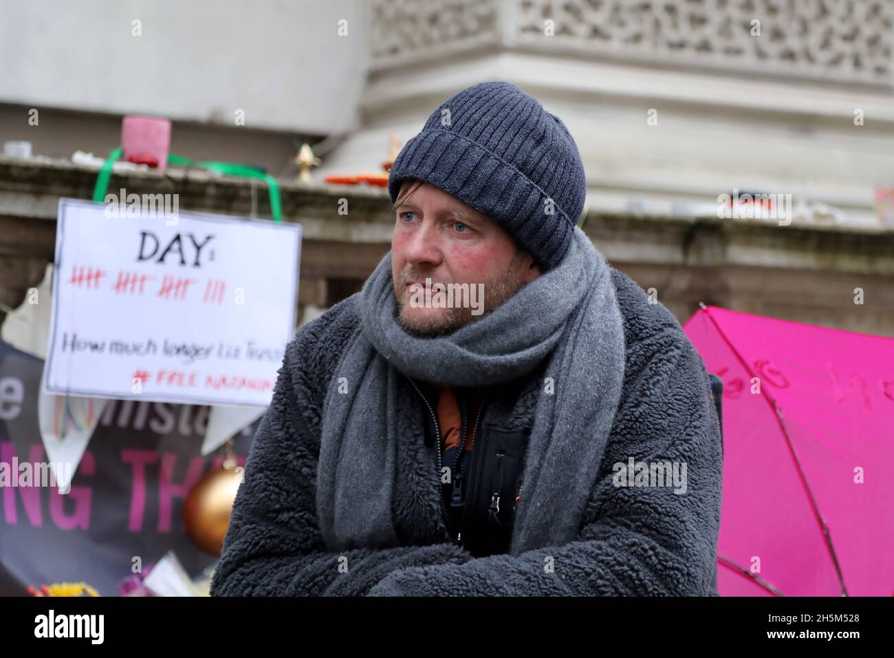 Londra, UK, 10 novembre 2021: Richard Ratcliffe il 18° giorno di uno sciopero della fame presso l'ufficio degli affari esteri del Regno Unito per fare pressione sul Regno Unito per garantire il ritorno di sua moglie Foto Stock