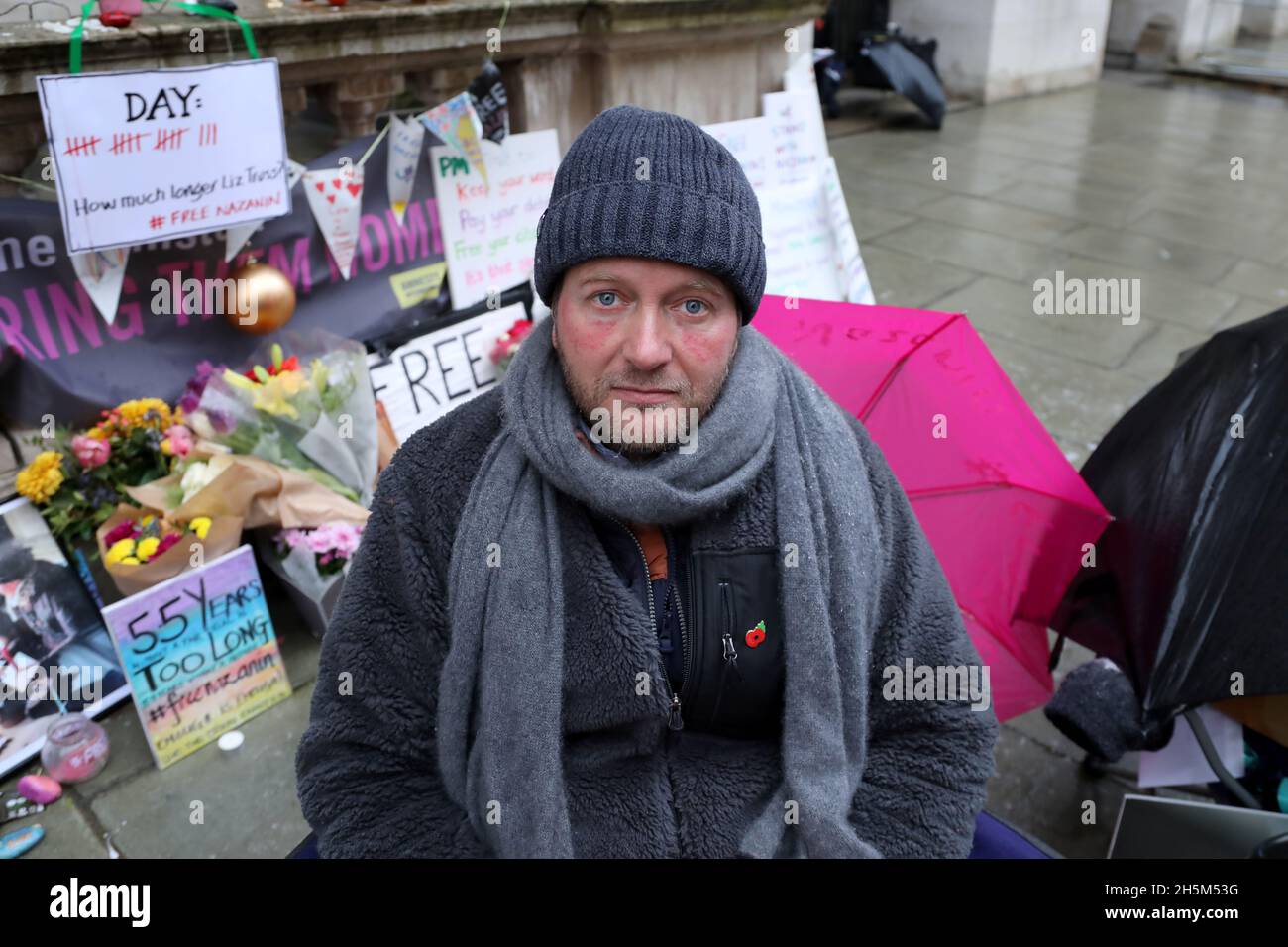 Londra, UK, 10 novembre 2021: Richard Ratcliffe il 18° giorno di uno sciopero della fame presso l'ufficio degli affari esteri del Regno Unito per fare pressione sul Regno Unito per garantire il ritorno di sua moglie Foto Stock