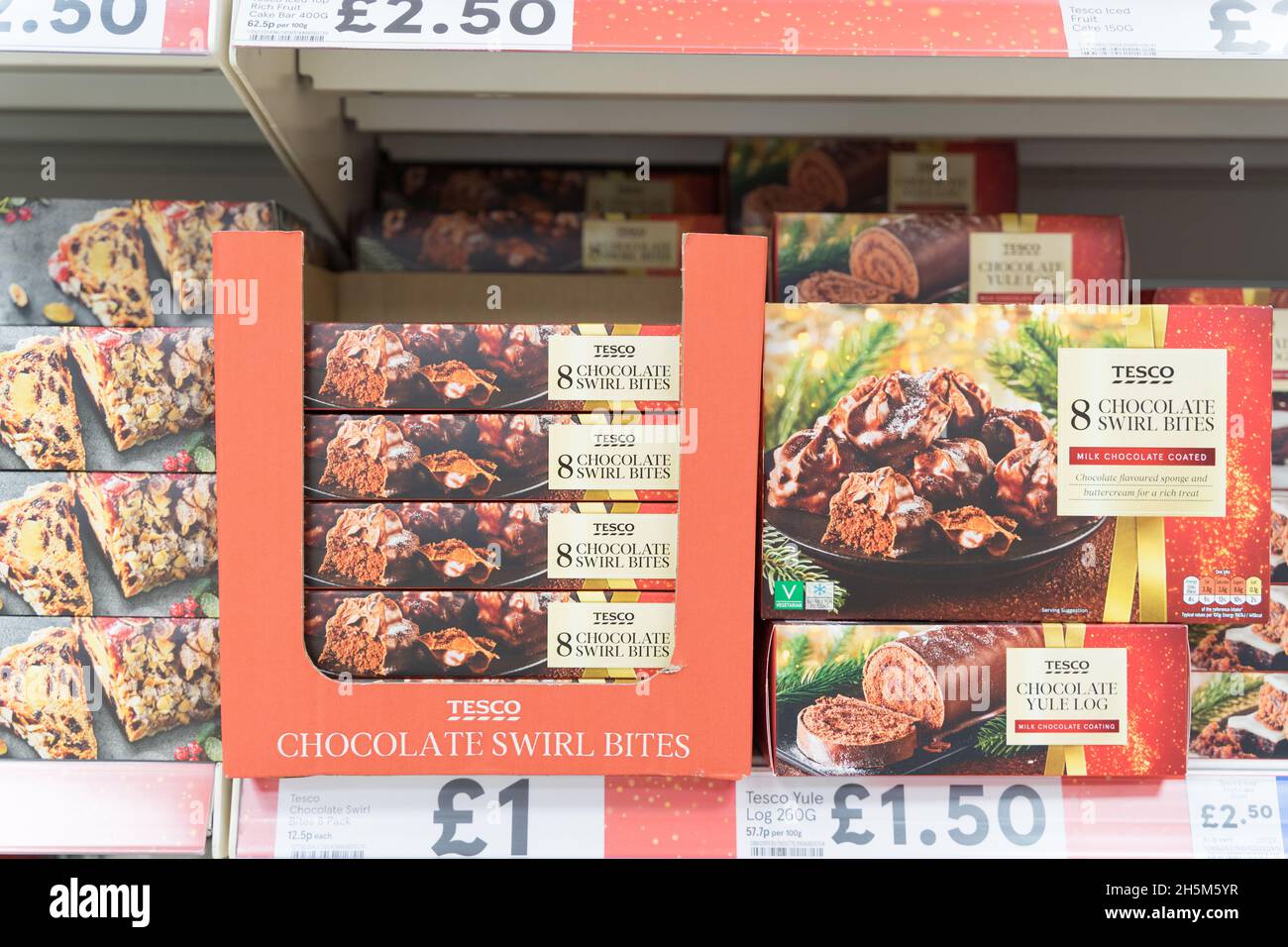 Il cioccolato Resco swirl morde in scatole in vendita presso Tesco Supermarket London Inghilterra UK Foto Stock