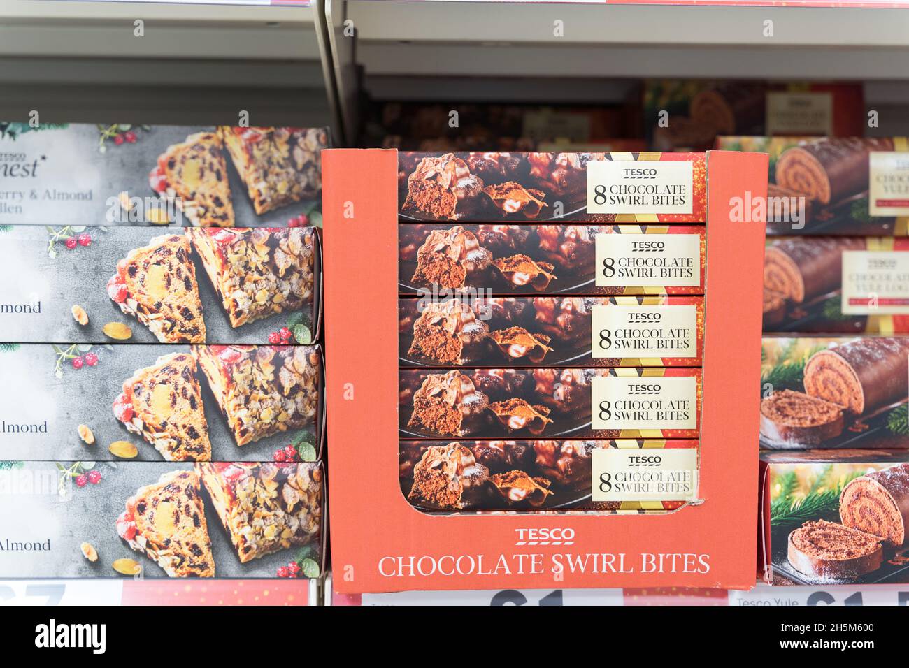 Il cioccolato Resco swirl morde in scatole in vendita presso Tesco Supermarket London Inghilterra UK Foto Stock