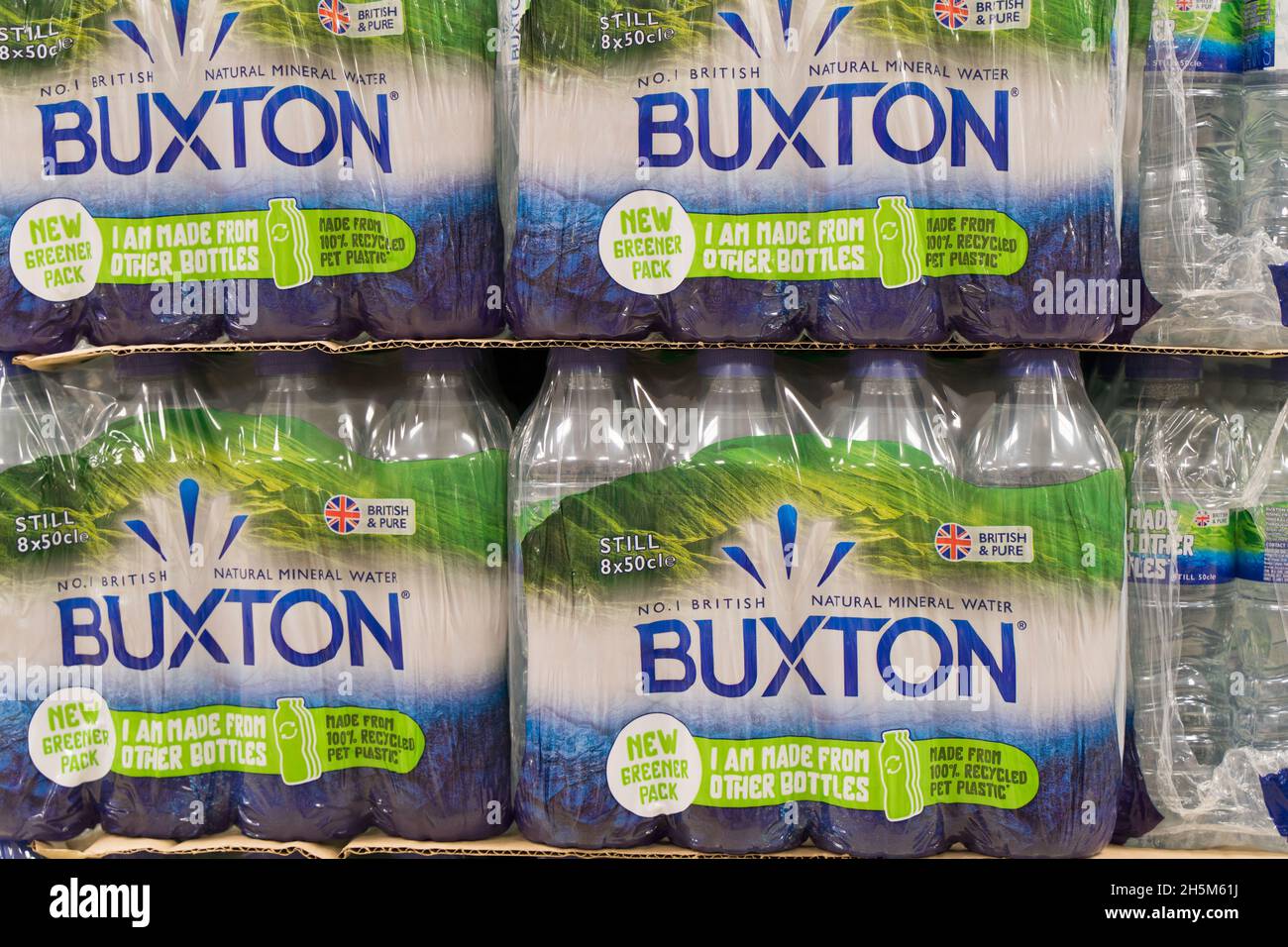 Confezioni di Buxton acqua in bottiglia stock presso scaffali in vendita presso il supermercato London Inghilterra UK Foto Stock