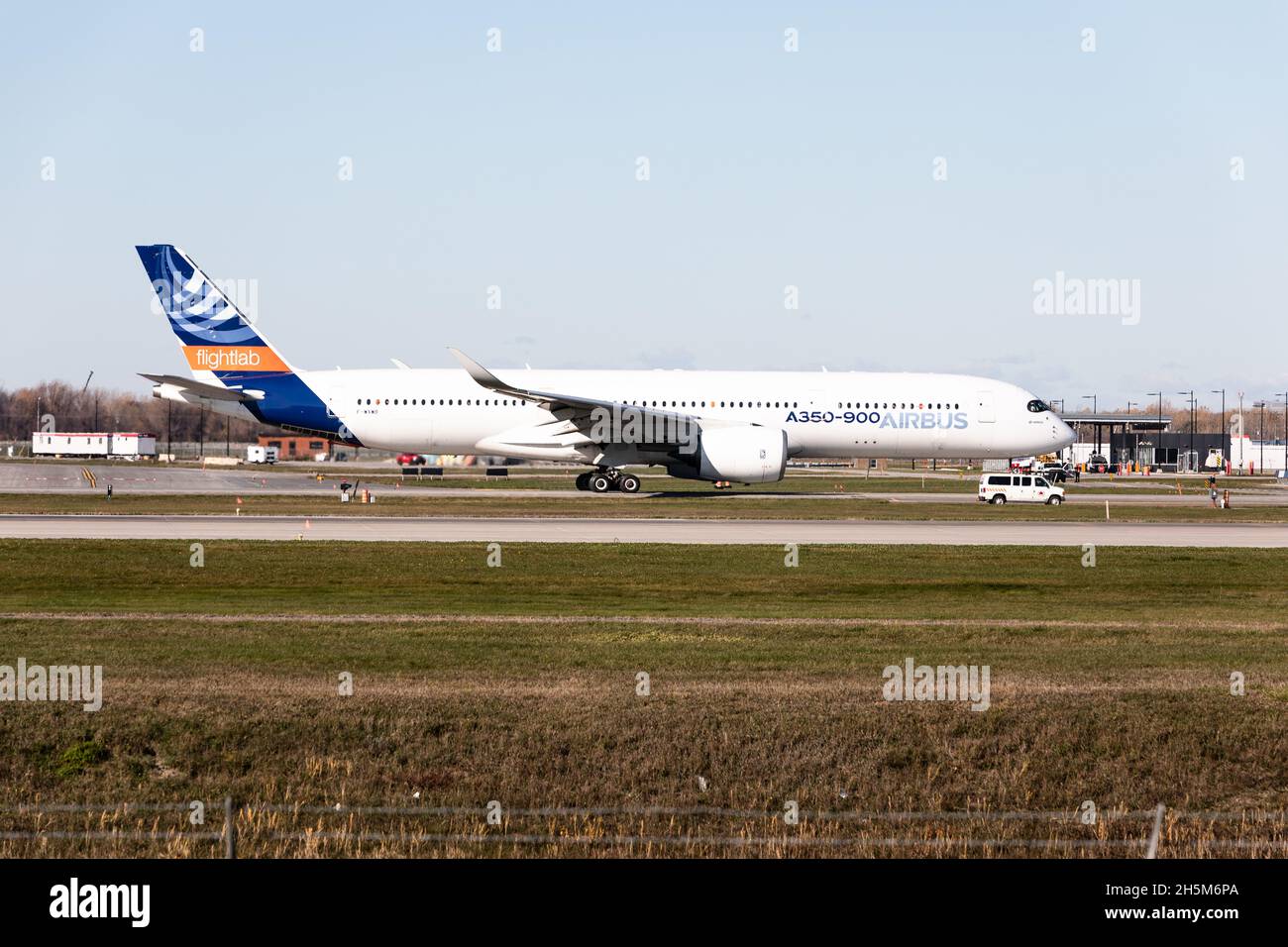 Flighttlab Airbus A350-900 a Montreal Airport, Pierre-Elliott Trudeau, Quebec, Canada Foto Stock