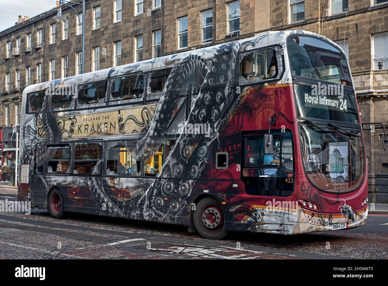 Lothian Bus che fa pubblicità al gin di Kraken su Lothian Road, Edimburgo, Scozia, Regno Unito. Foto Stock