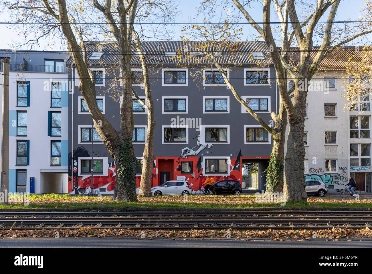 Gli edifici del centro di Colonia provengono da periodi di tempo diversi Foto Stock