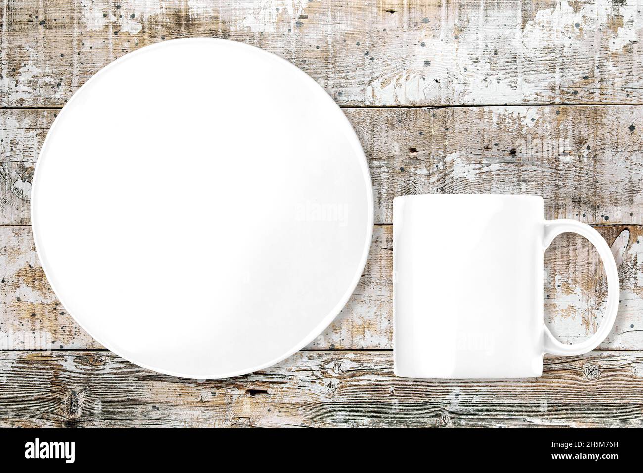 Vassoio bianco mockup piatto e tazza su sfondo rustico in legno Foto Stock