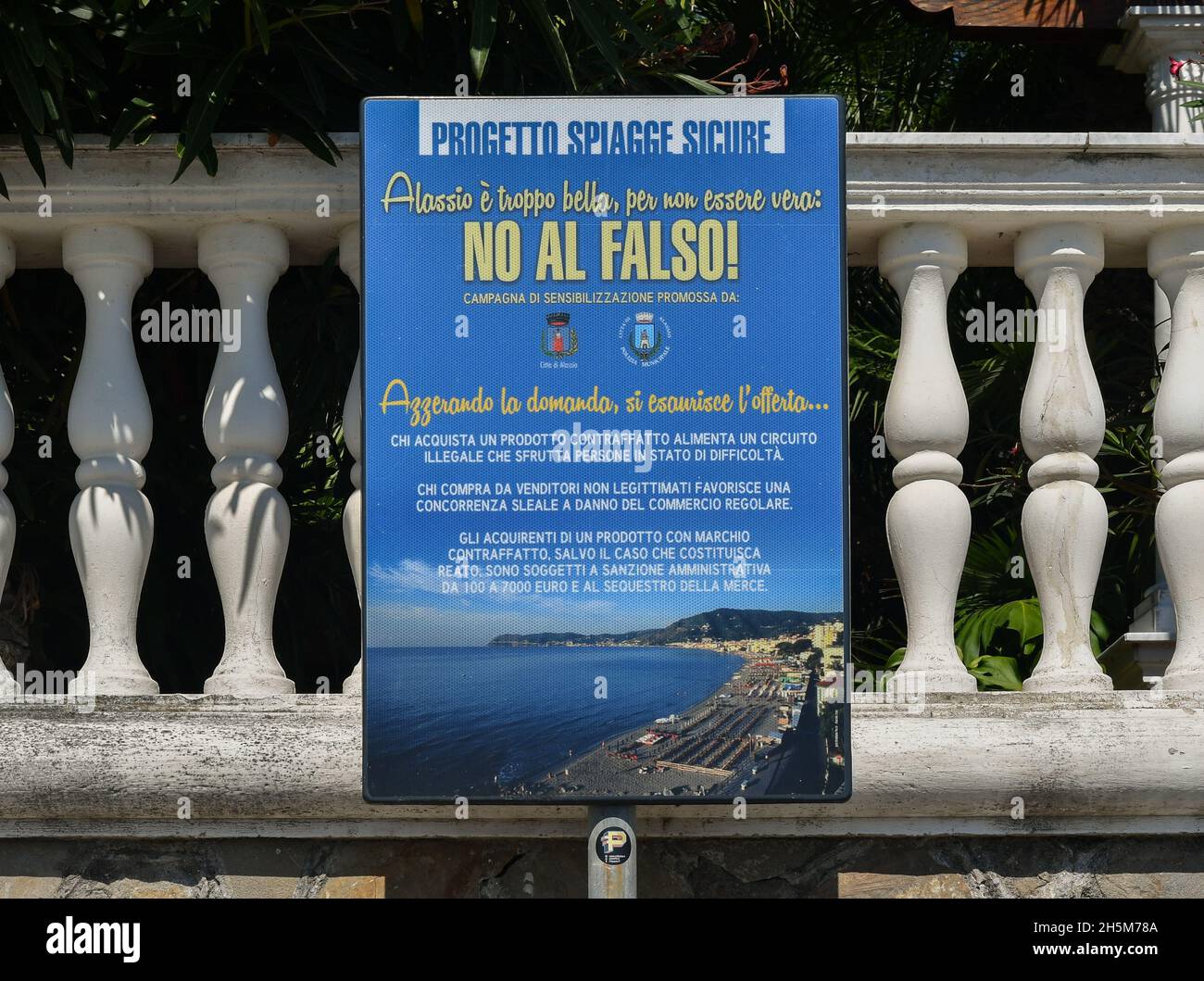 Primo piano di un segnale di avvertimento della campagna di sensibilizzazione contro l'acquisto e la vendita di merci contraffatte, chiamata "Safe Beaches Project", Alassio, Liguria Foto Stock