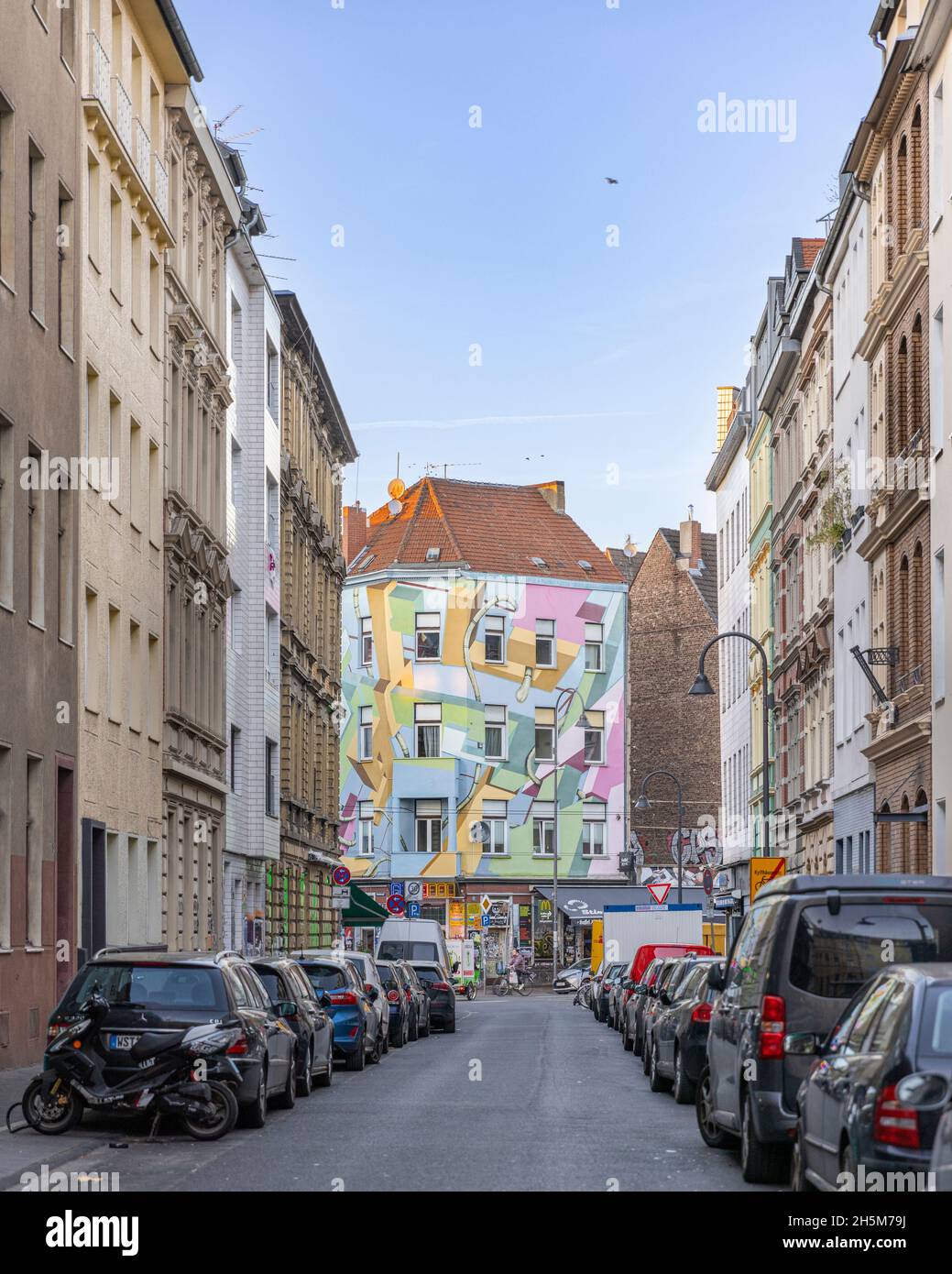 Gli edifici del centro di Colonia provengono da periodi di tempo diversi Foto Stock