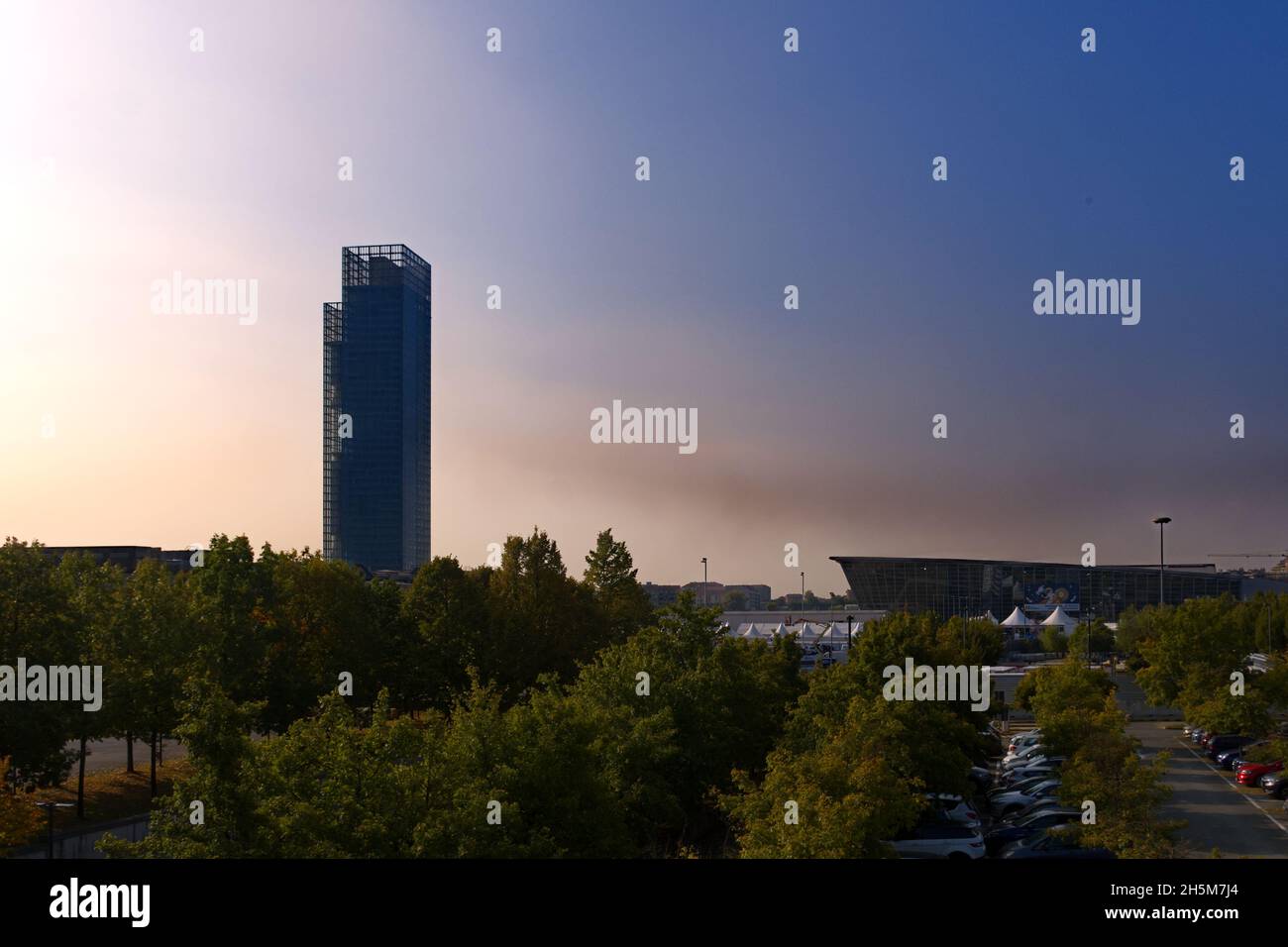 Panoramica dello spazio espositivo -Lingotto- e del grattacielo amministrativo di Torino Foto Stock