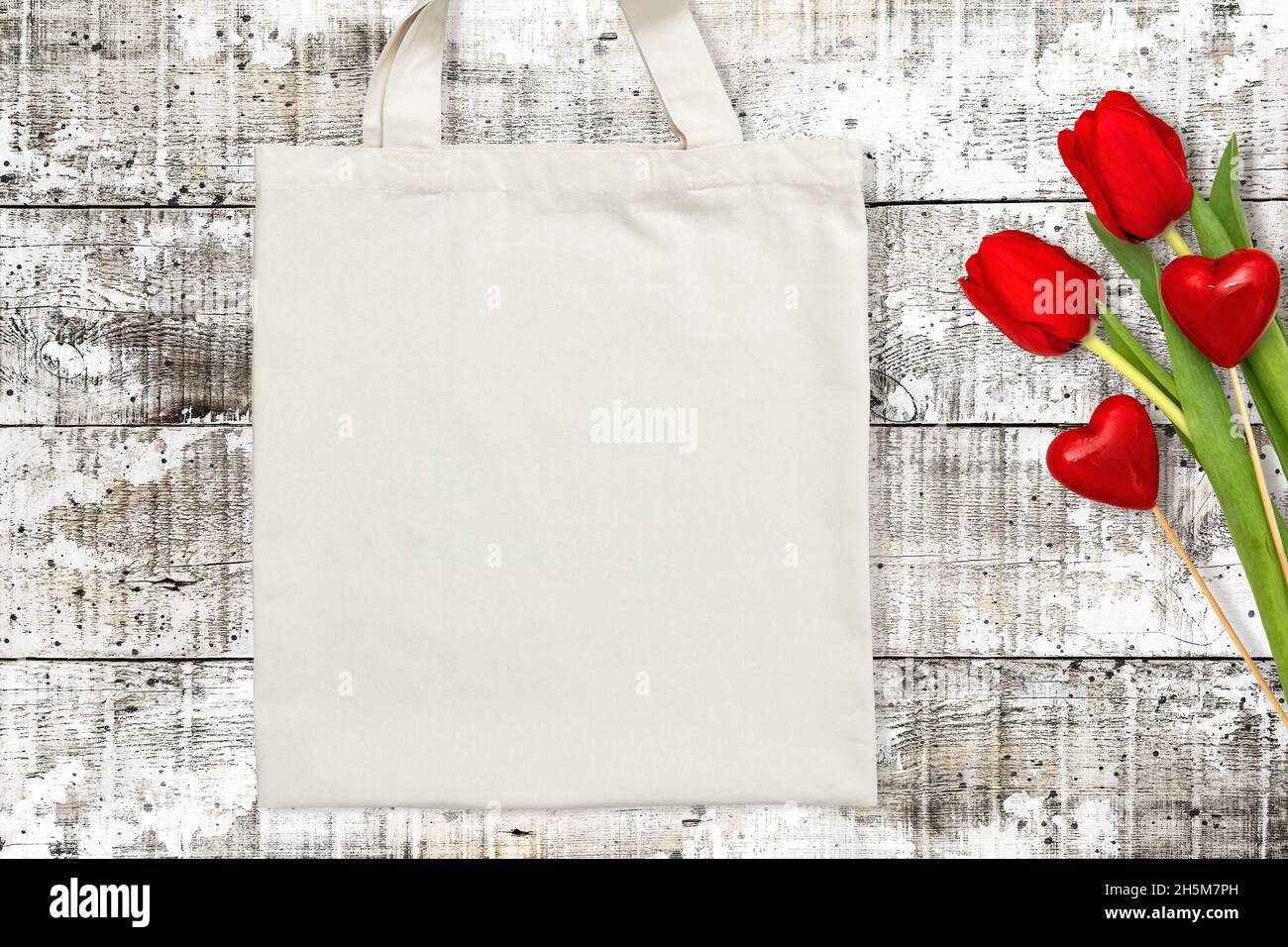 Borsa tote mock up con cuore di San Valentino e fiori rossi decorazione Foto Stock
