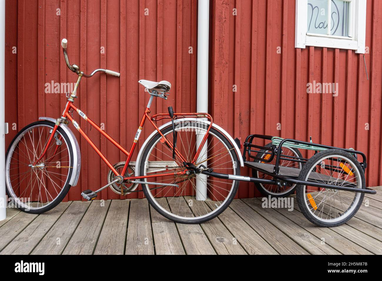 Smögen, Svezia - 9 giugno 2021: Mezzi di trasporto tipici sull'isola svedese - bici con rimorchio Foto Stock