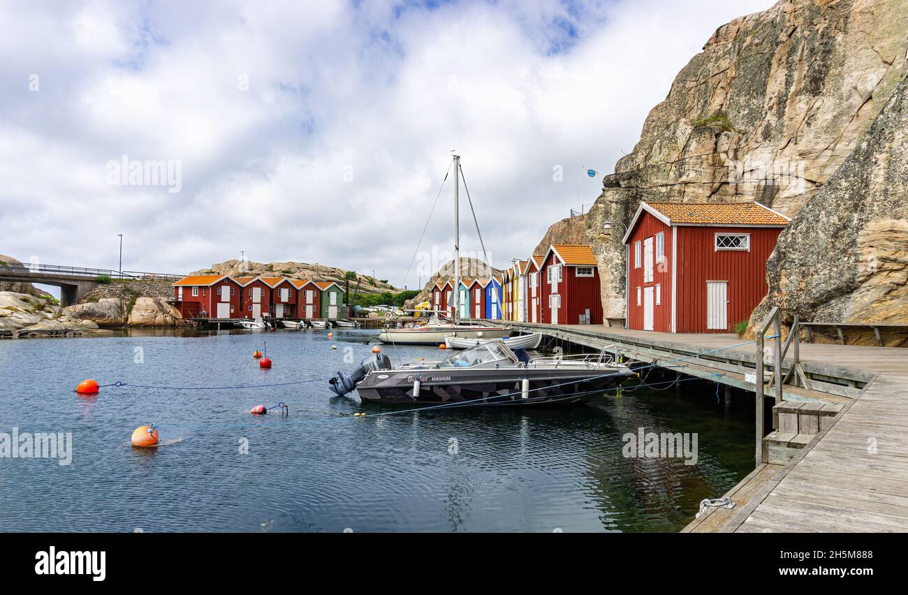 Smögen, Svezia - 9 giugno 2021: Vista sulla baia di mezzo rub con cottage di pesca tipicamente sulla vecchia isola svedese sulla costa occidentale Foto Stock