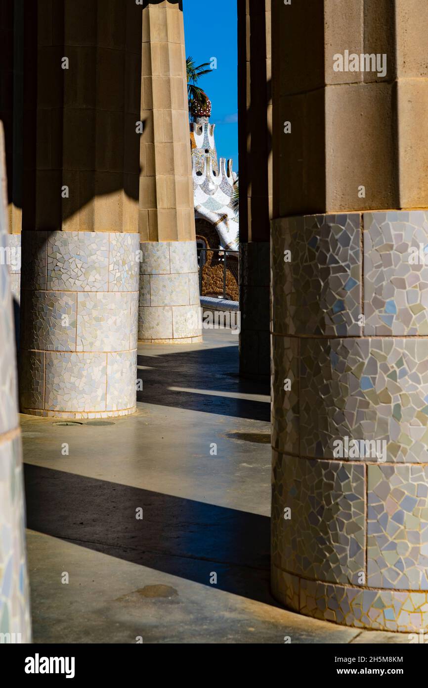 Sala de les Cent Columnes o Sala Hipóstila - Parc Guell, Barcellona, Catalogna, Spagna. Un parco pubblico progettato dal famoso architetto catalano Antoni Gaudim Foto Stock