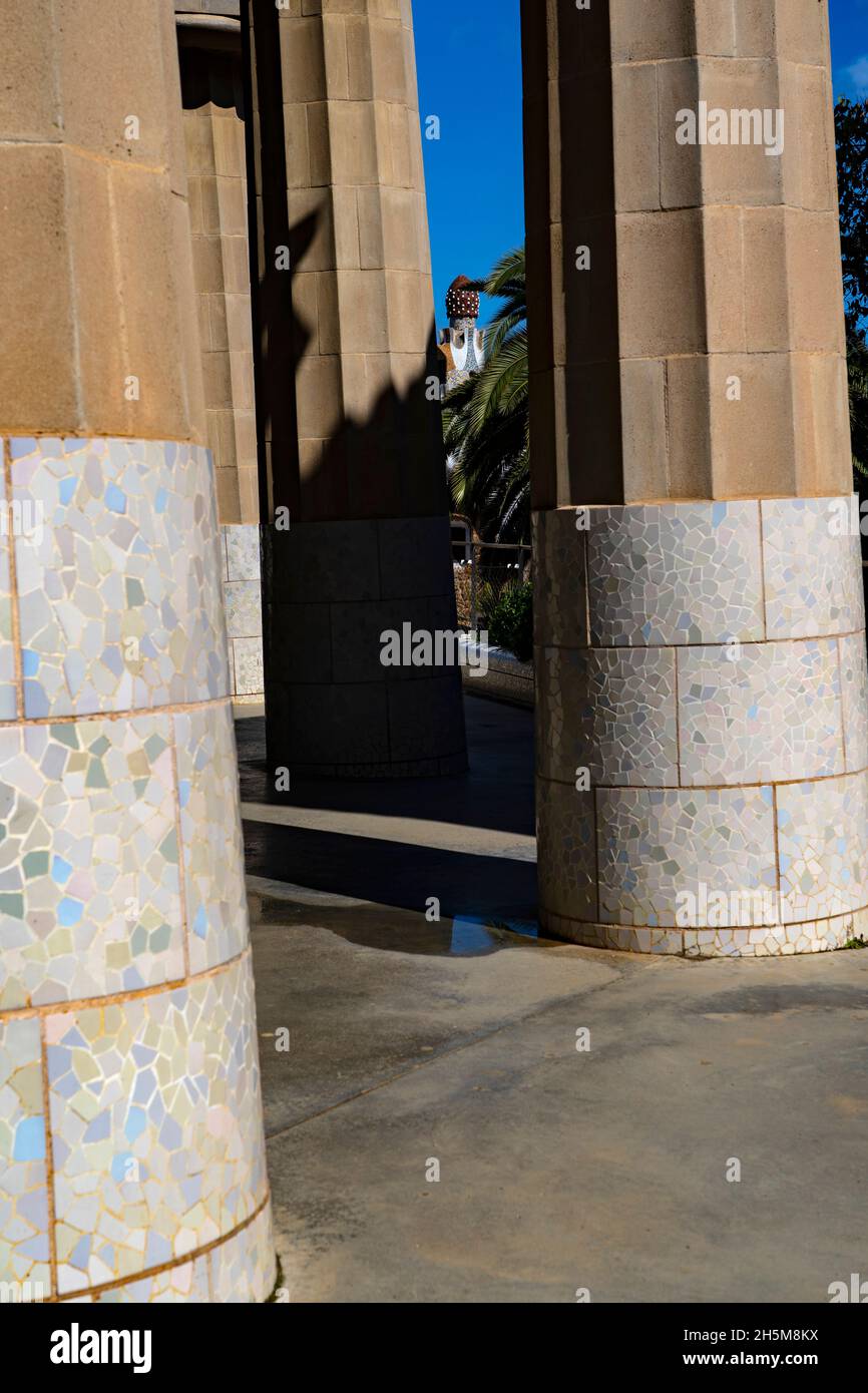 Sala de les Cent Columnes o Sala Hipóstila - Parc Guell, Barcellona, Catalogna, Spagna. Un parco pubblico progettato dal famoso architetto catalano Antoni Gaudim Foto Stock