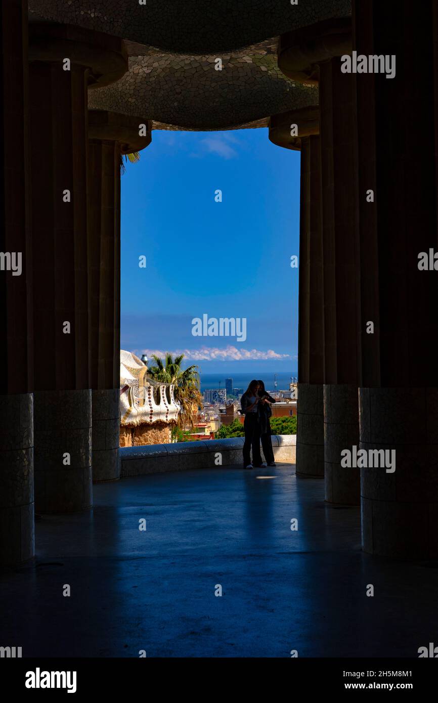 Sala de les Cent Columnes o Sala Hipóstila - Parc Guell, Barcellona, Catalogna, Spagna. Un parco pubblico progettato dal famoso architetto catalano Antoni Gaudim Foto Stock