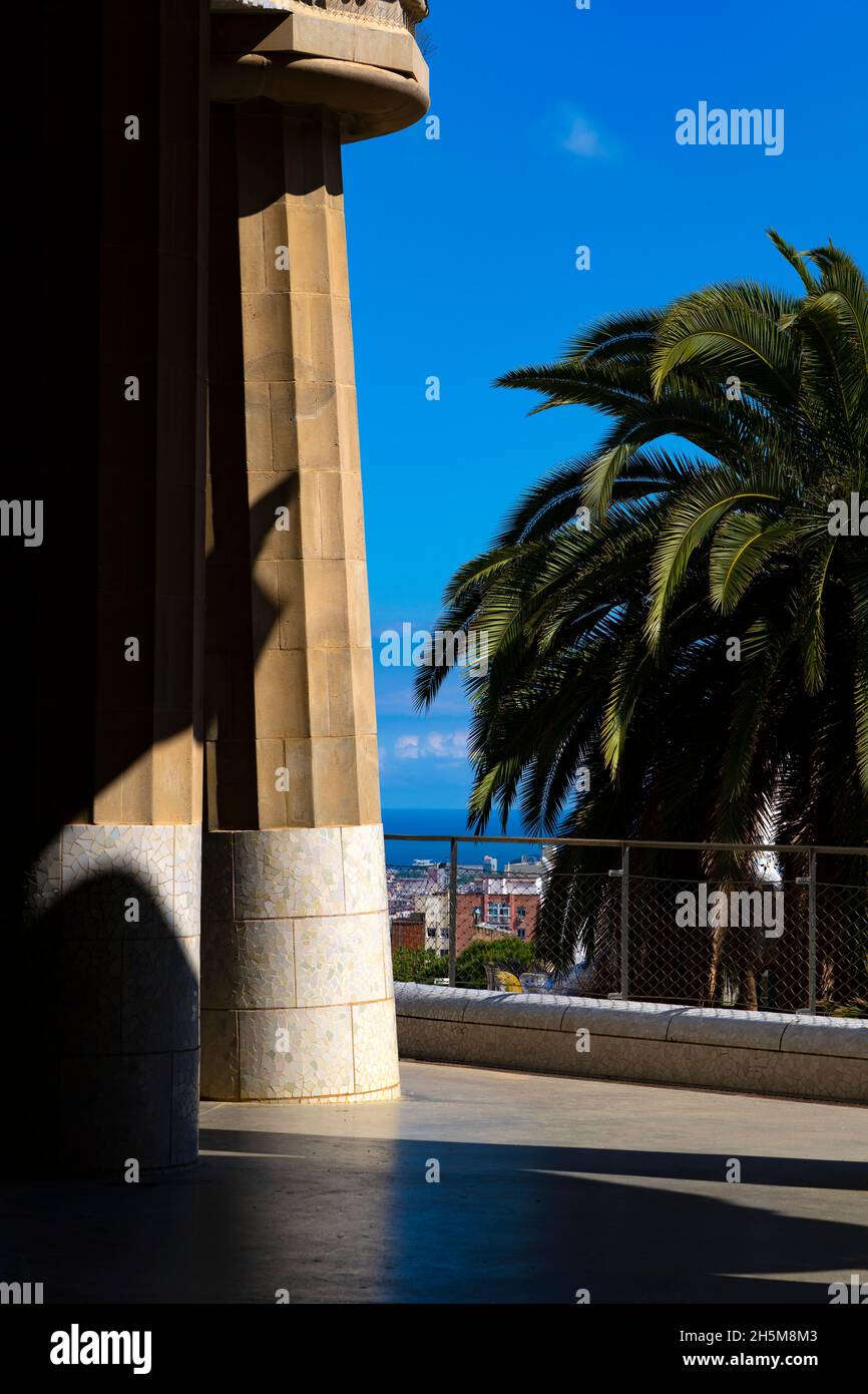 Sala de les Cent Columnes o Sala Hipóstila - Parc Guell, Barcellona, Catalogna, Spagna. Un parco pubblico progettato dal famoso architetto catalano Antoni Gaudim Foto Stock