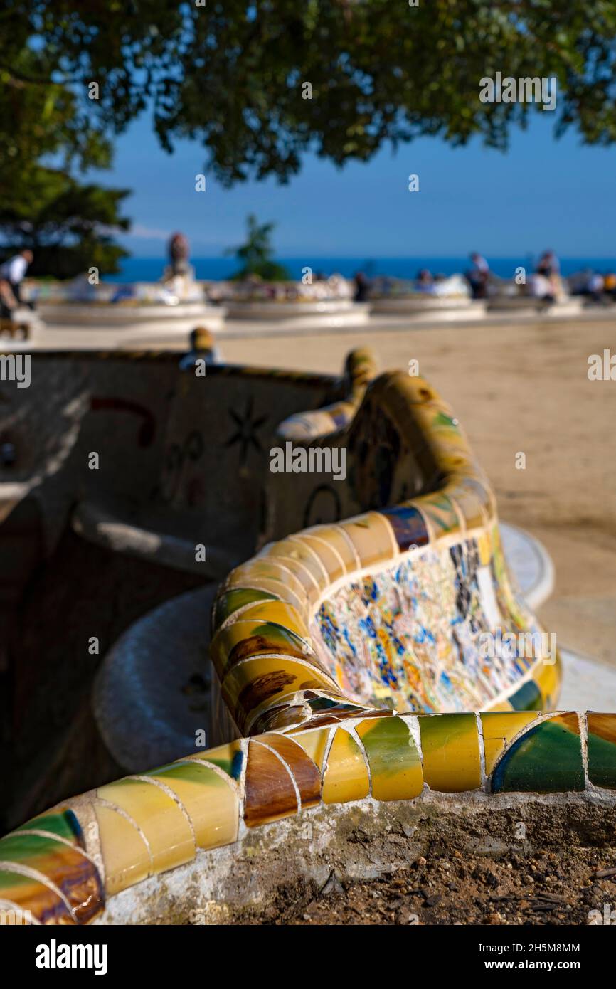 Parc Guell, Barcellona, Catalogna, Spagna. Un parco pubblico progettato dal famoso architetto catalano Antoni Gaudim, con giardini e curiousitie architettoniche Foto Stock