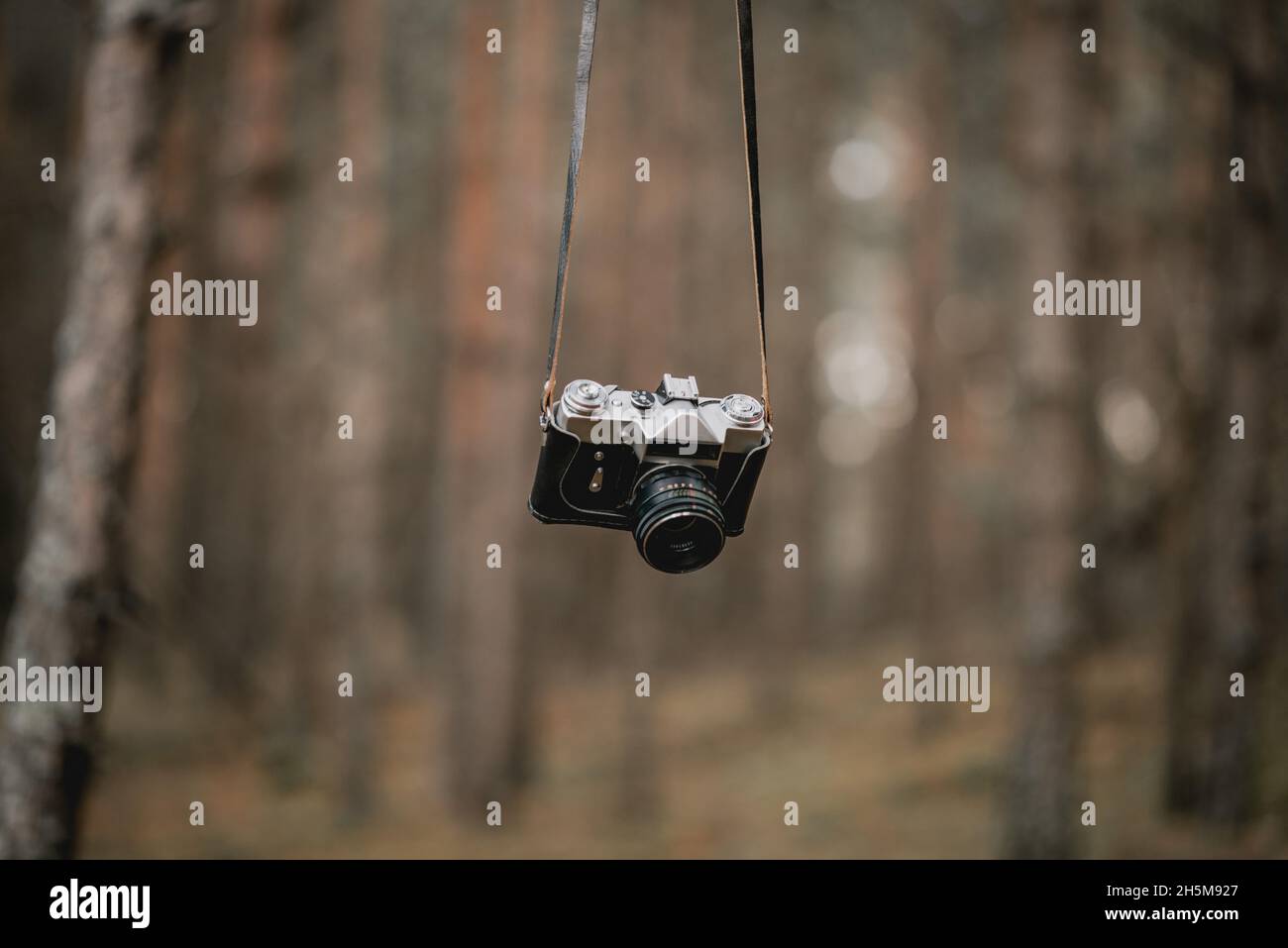 Elegante macchina fotografica d'epoca sovietica in una foresta Foto Stock