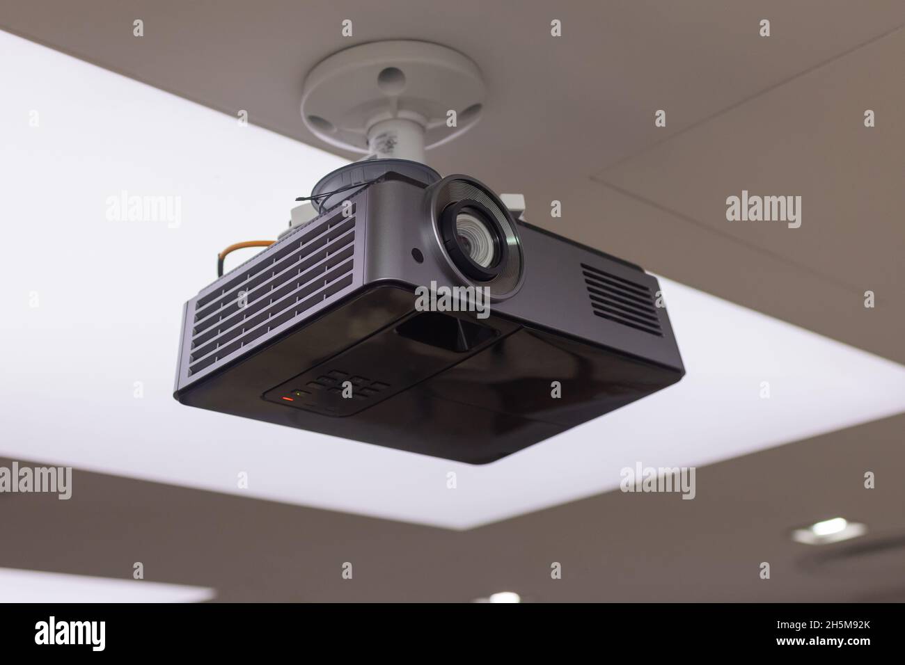 Un proiettore nero a soffitto in una sala conferenze, moderna immagine a  colori in classe Foto stock - Alamy