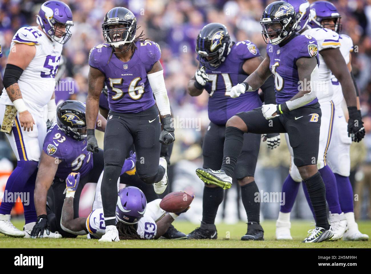 Baltimora, Stati Uniti. 7 novembre 2021. Baltimore Ravens Middle linebacker Josh Bynes (56) celebra dopo la difesa ferma Minnesota Vikings running back Dalvin Cook (33) senza alcun guadagno nel quarto trimestre al M&T Bank Stadium di Baltimora Domenica 7 novembre 2021. (Foto di Jerry Holt/Minneapolis Star Tribune/TNS/Sipa USA) Credit: Sipa USA/Alamy Live News Foto Stock