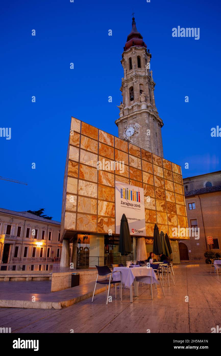 Piazza El Pilar con la torre in stile Mudejar (la Seo, Saragozza) Foto Stock