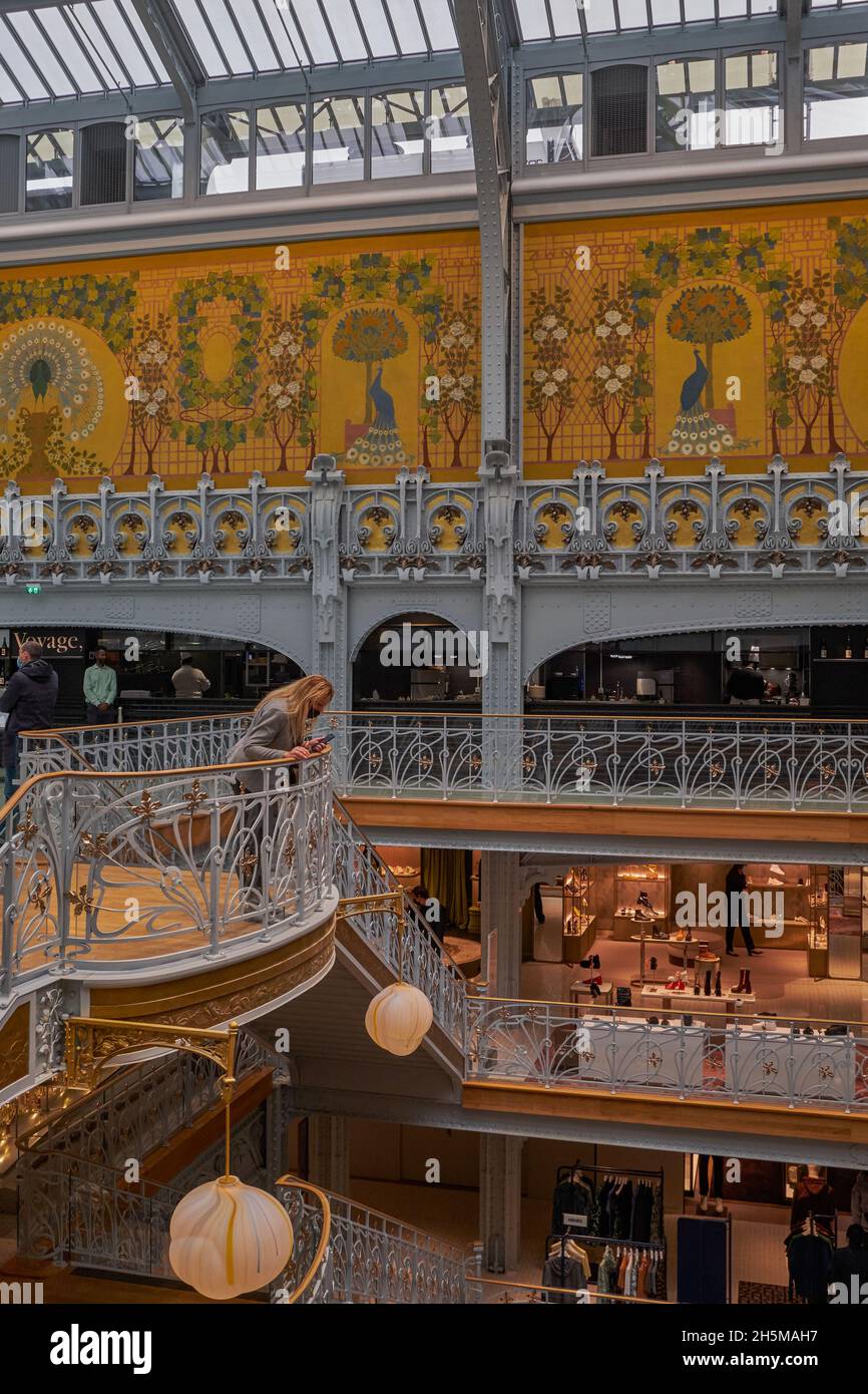 Samaritaine - grandi magazzini di lusso con belle opere in Art Nouveau, architettura e decorazione Art Déco - soffitto in ferro e vetro - Parigi, Francia Foto Stock