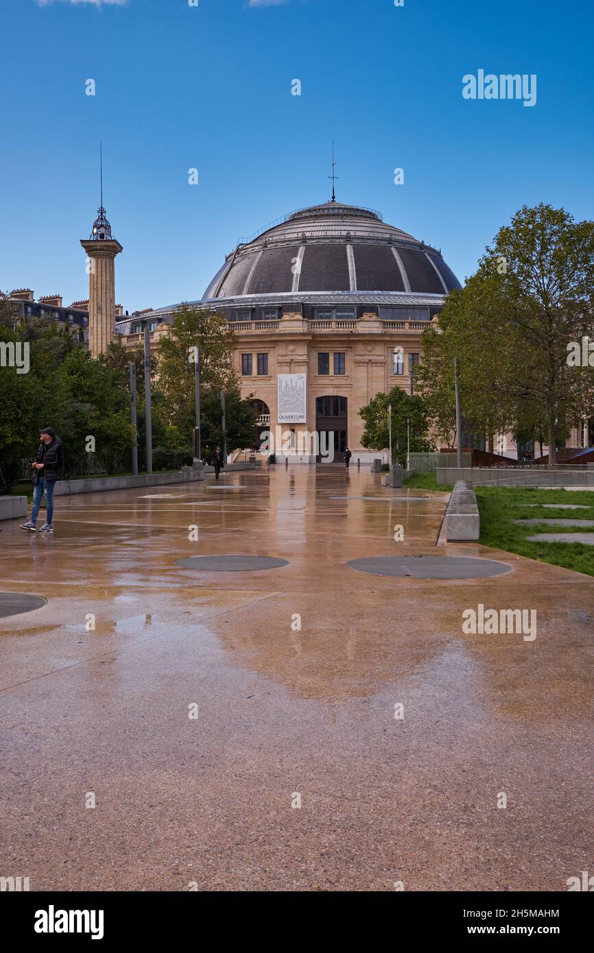 Jardin Nelson Mandela - persone di fronte alla Bourse de Commerce - Pinault Collection - Parigi, Francia Foto Stock