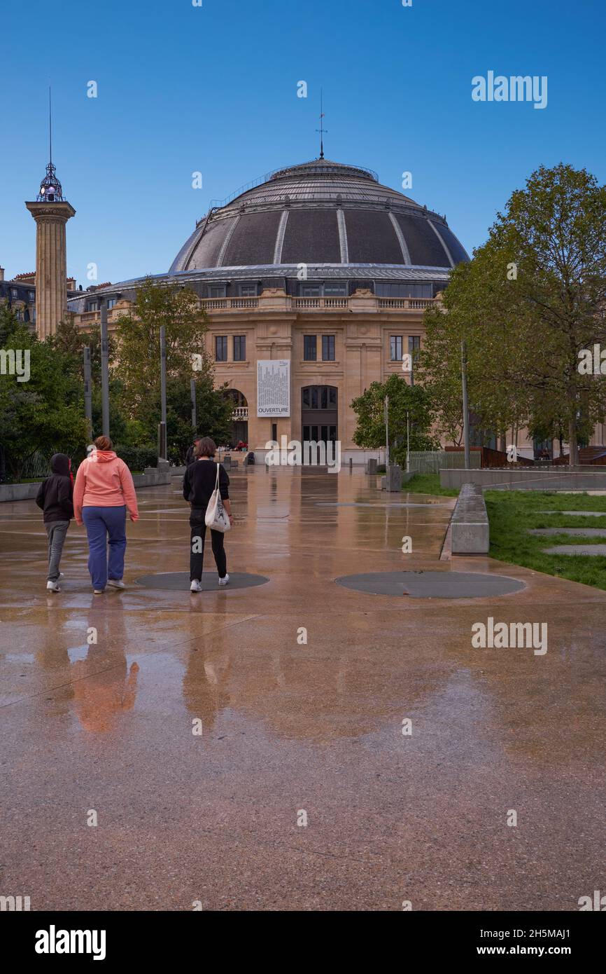 Jardin Nelson Mandela - persone di fronte alla Bourse de Commerce - Pinault Collection - Parigi, Francia Foto Stock