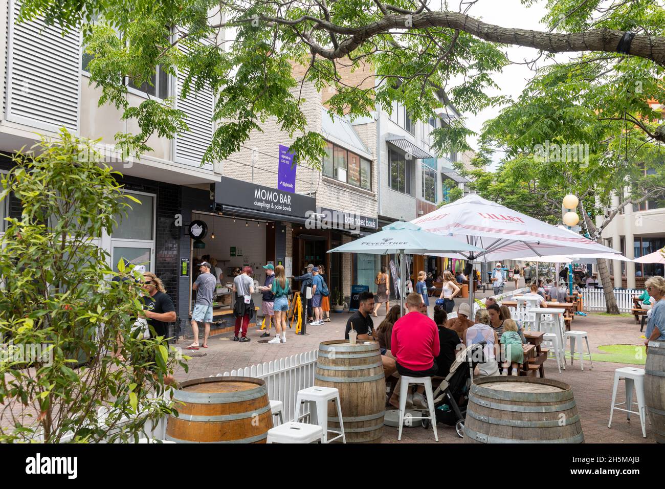 Le persone che si godono di pranzare fuori a Manly Beach post covid lockdown a Sydney NSW, Australia come le imprese riaprono a coloro che sono a doppio vaxed Foto Stock