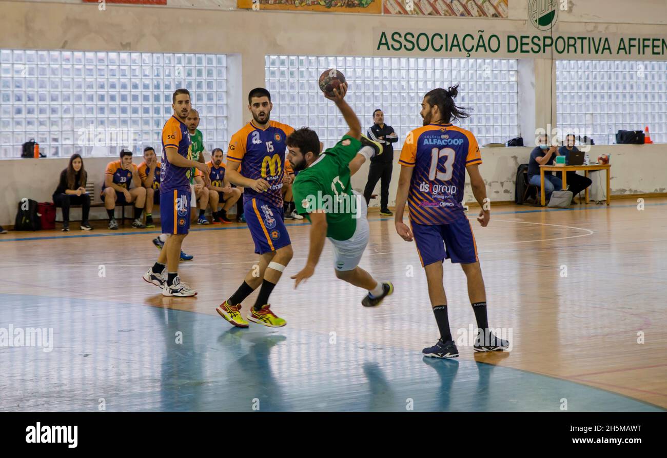 Viana do Castelo, Portogallo - 30 ottobre 2021: Afiquense giocatore in azione contro Manabola, gioco contante per la terza divisione nazionale di Handball. Foto Stock