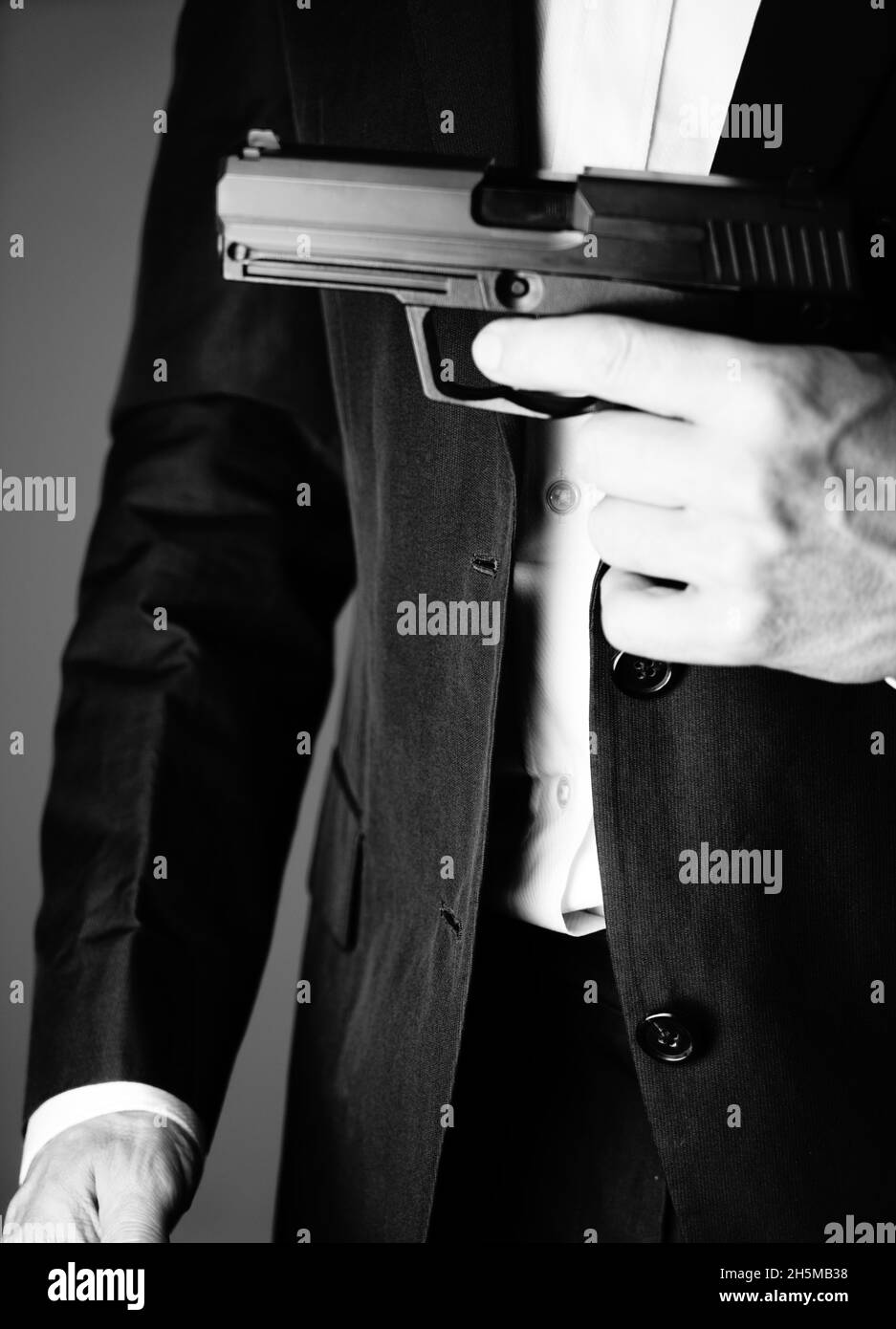 Agente segreto retrò con pistola revolver in mano in copertina mockup  thriller crimine d'epoca foto Foto stock - Alamy