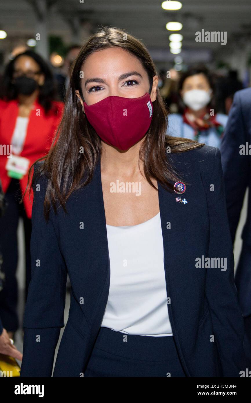 Glasgow, Regno Unito. 10 novembre 2021. Glasgow, Scozia, Regno Unito. 10 novembre 2021PICTURED: Alexandria Ocasio-Cortez Rappresentante degli Stati Uniti visto tra le riunioni alla COP26 Conferenza sul cambiamento climatico. Alexandria Ocasio-Cortez, nota anche con le sue iniziali AOC, è un politico e attivista americano. Dal 2019 è stata rappresentante degli Stati Uniti per il 14° distretto congressuale di New York, come membro del Partito democratico. Credit: Colin Fisher/Alamy Live News Foto Stock