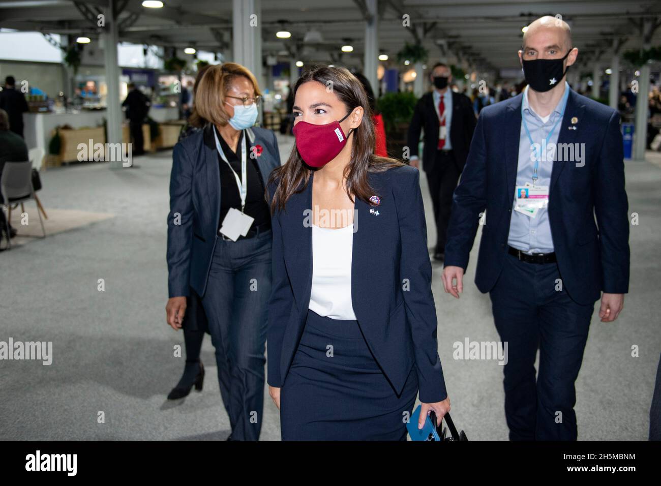 Glasgow, Regno Unito. 10 novembre 2021. Glasgow, Scozia, Regno Unito. 10 novembre 2021PICTURED: Alexandria Ocasio-Cortez Rappresentante degli Stati Uniti visto tra le riunioni alla COP26 Conferenza sul cambiamento climatico. Alexandria Ocasio-Cortez, nota anche con le sue iniziali AOC, è un politico e attivista americano. Dal 2019 è stata rappresentante degli Stati Uniti per il 14° distretto congressuale di New York, come membro del Partito democratico. Credit: Colin Fisher/Alamy Live News Foto Stock