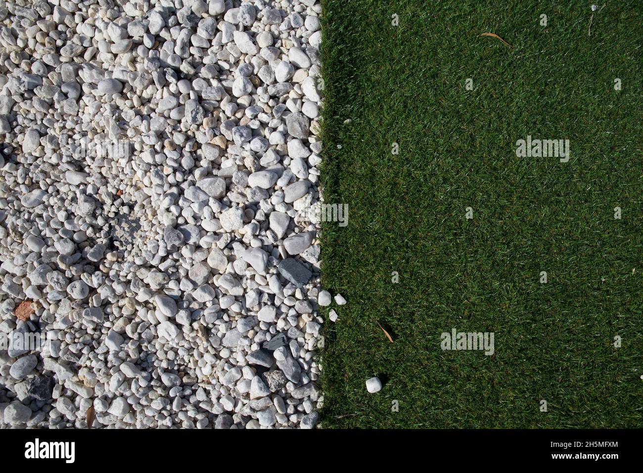 Particolare di un giardino tra verde e grigio erba di pietra. Foto Stock