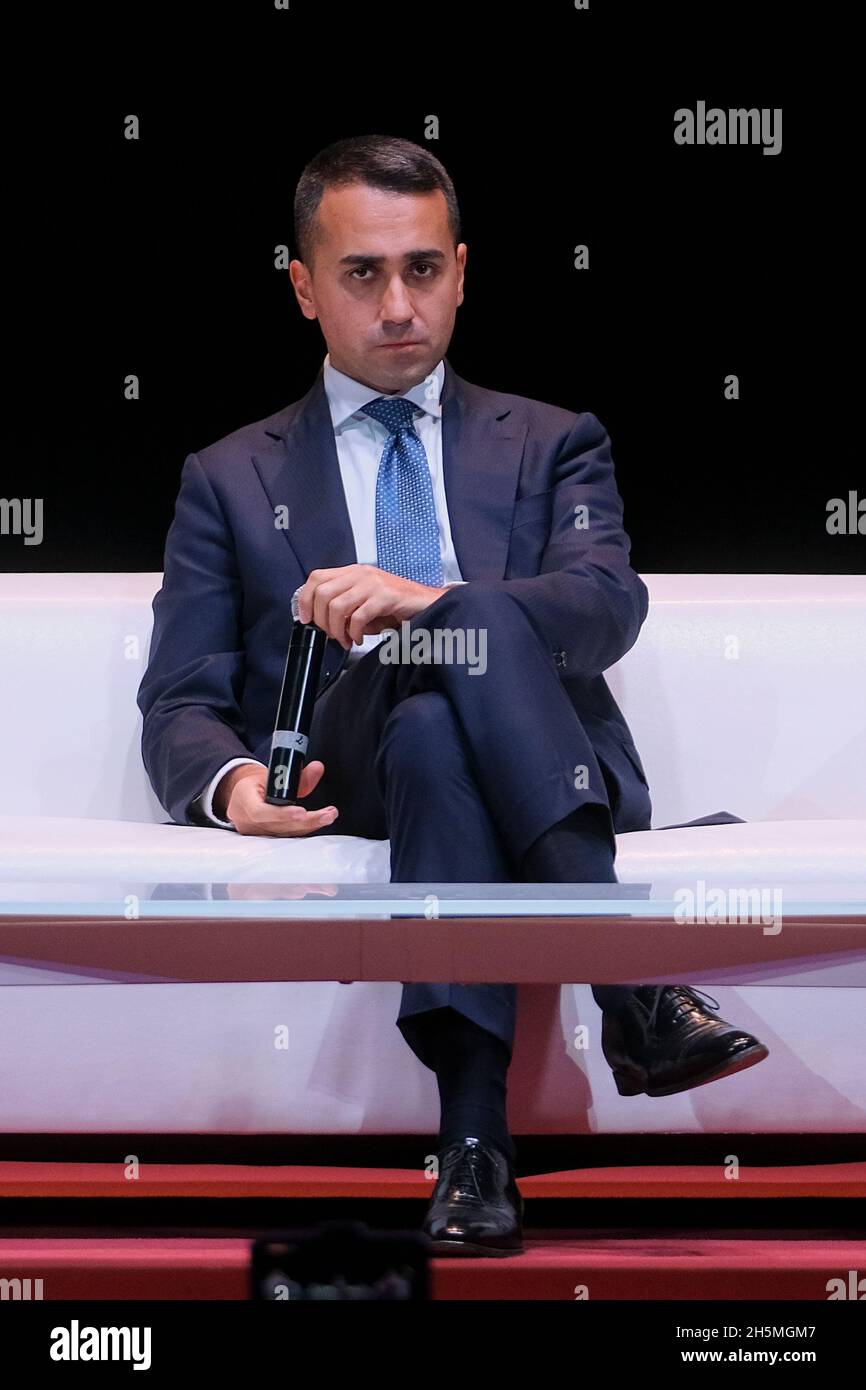 Luigi di Maio, Ministro degli Affari Esteri e della cooperazione Internazionale durante la presentazione del suo libro un Amore Chiamato Politica sulla scena del cinema Gloria di Pomigliano d'arco, sua città natale. Foto Stock