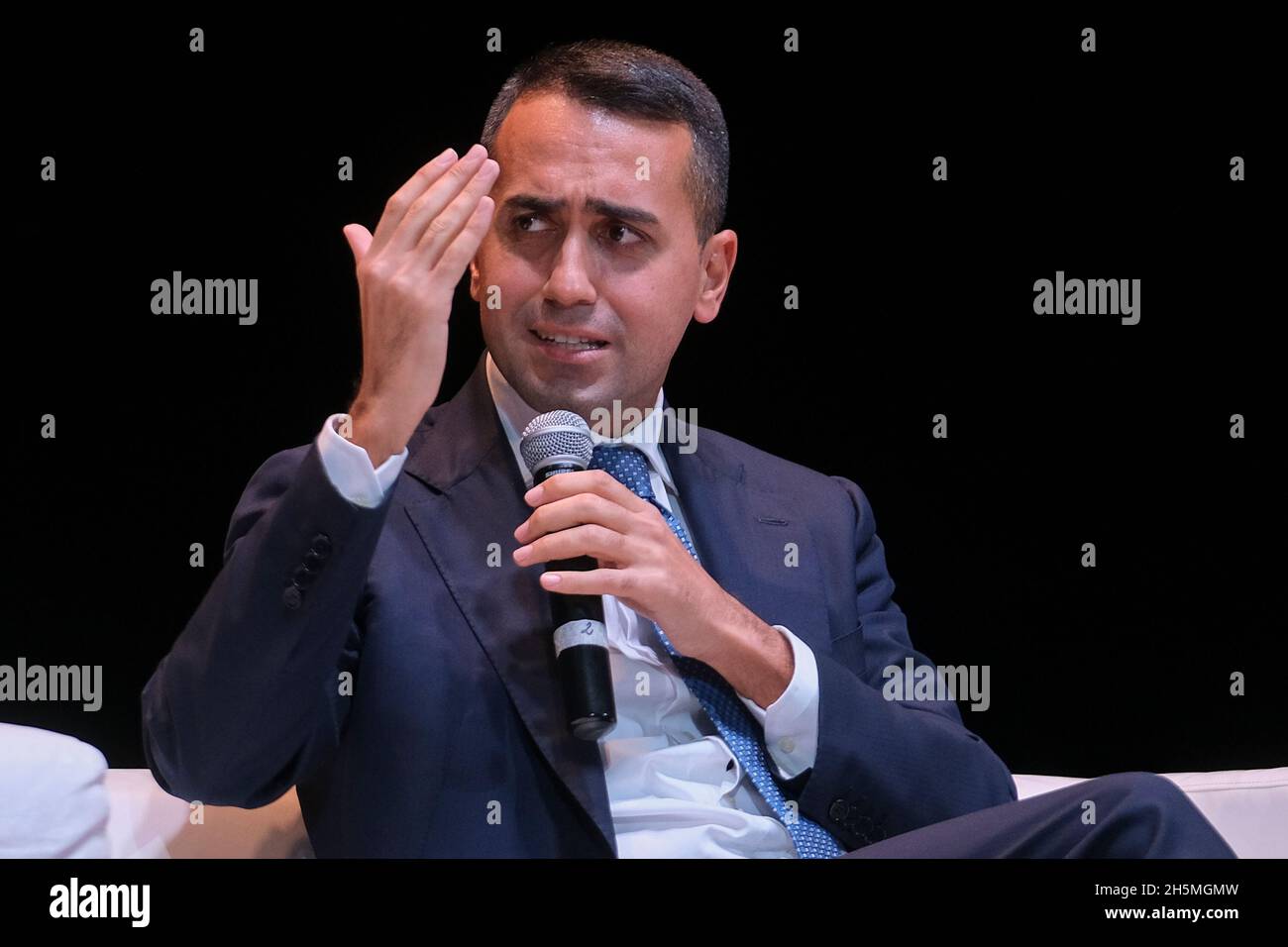 Luigi di Maio, Ministro degli Affari Esteri e della cooperazione Internazionale durante la presentazione del suo libro un Amore Chiamato Politica sulla scena del cinema Gloria di Pomigliano d'arco, sua città natale. Foto Stock