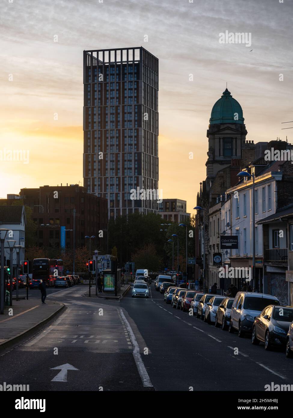 Il sole tramonta dietro Castle Park View e Old Market a Bristol, Inghilterra. Foto Stock