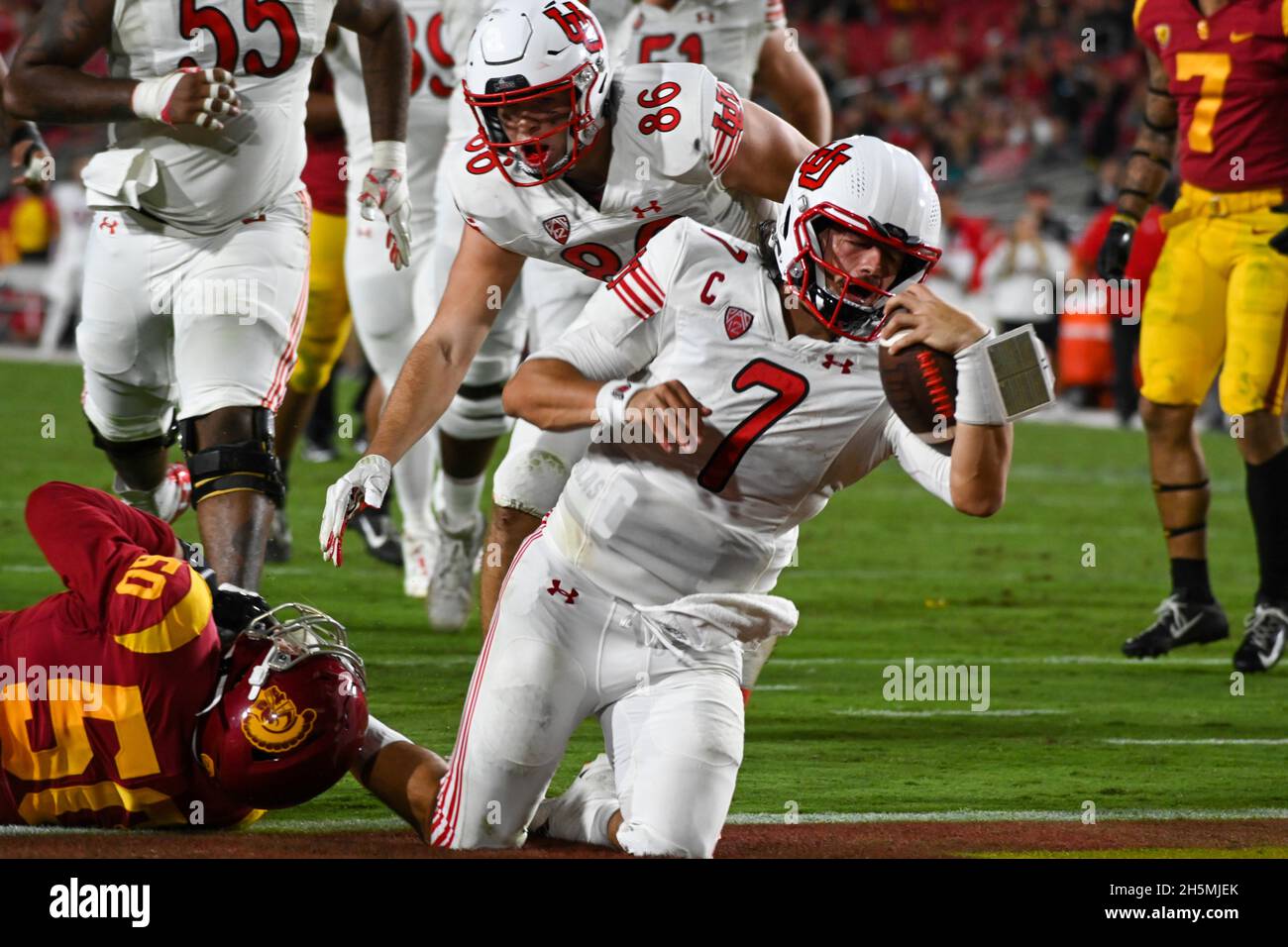 Utah Utes quarterback Cameron Rising (7) segna un touchdown durante una partita di calcio NCAA contro i Trojan della California meridionale, sabato 9 ottobre 20 Foto Stock