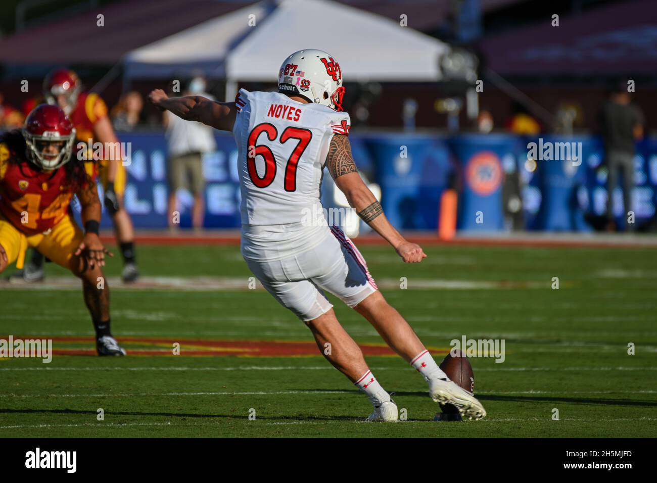 Utah Utes Place kicker Jordan Noyes (67) calcia la palla durante una partita di calcio NCAA contro i Trojan della California meridionale, sabato 9 ottobre 2021, Foto Stock
