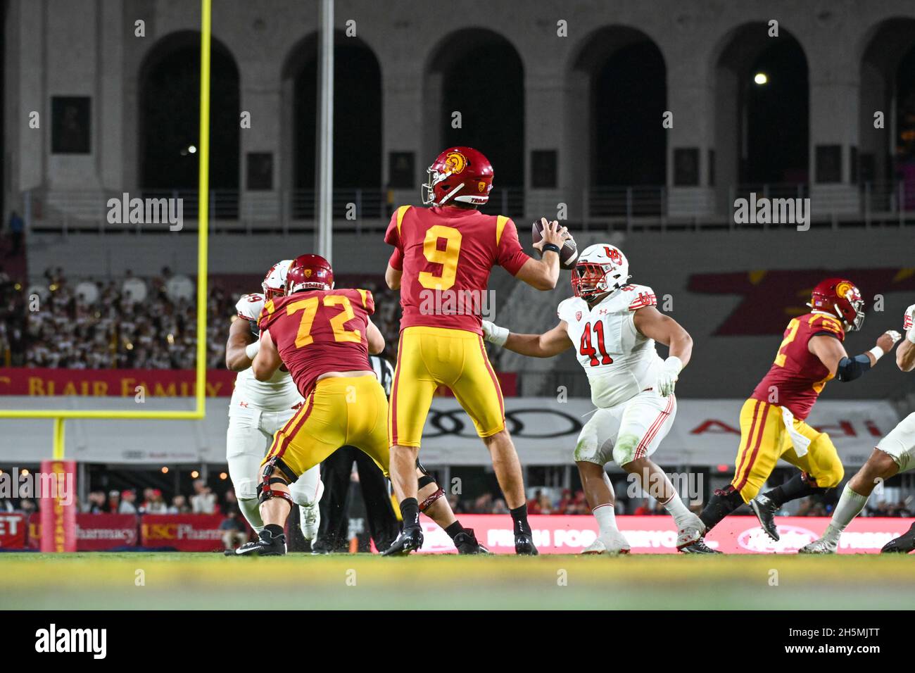 Southern California Trojans quarterback Kedon Slovis (9) durante una partita di football NCAA contro gli Utah Utes, sabato 9 ottobre 2021, a Los Angeles. T Foto Stock