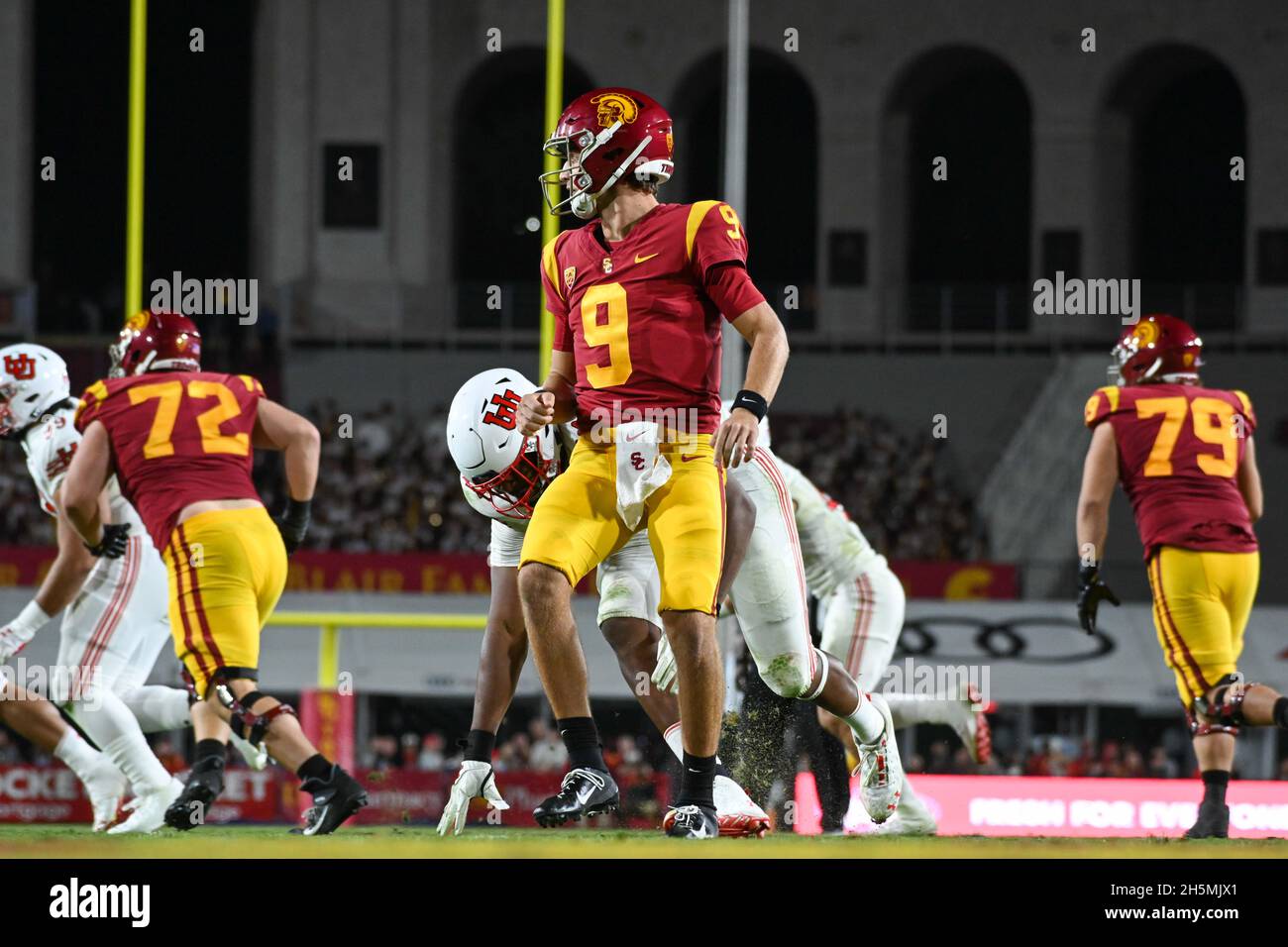 Southern California Trojans quarterback Kedon Slovis (9) durante una partita di football NCAA contro gli Utah Utes, sabato 9 ottobre 2021, a Los Angeles. T Foto Stock