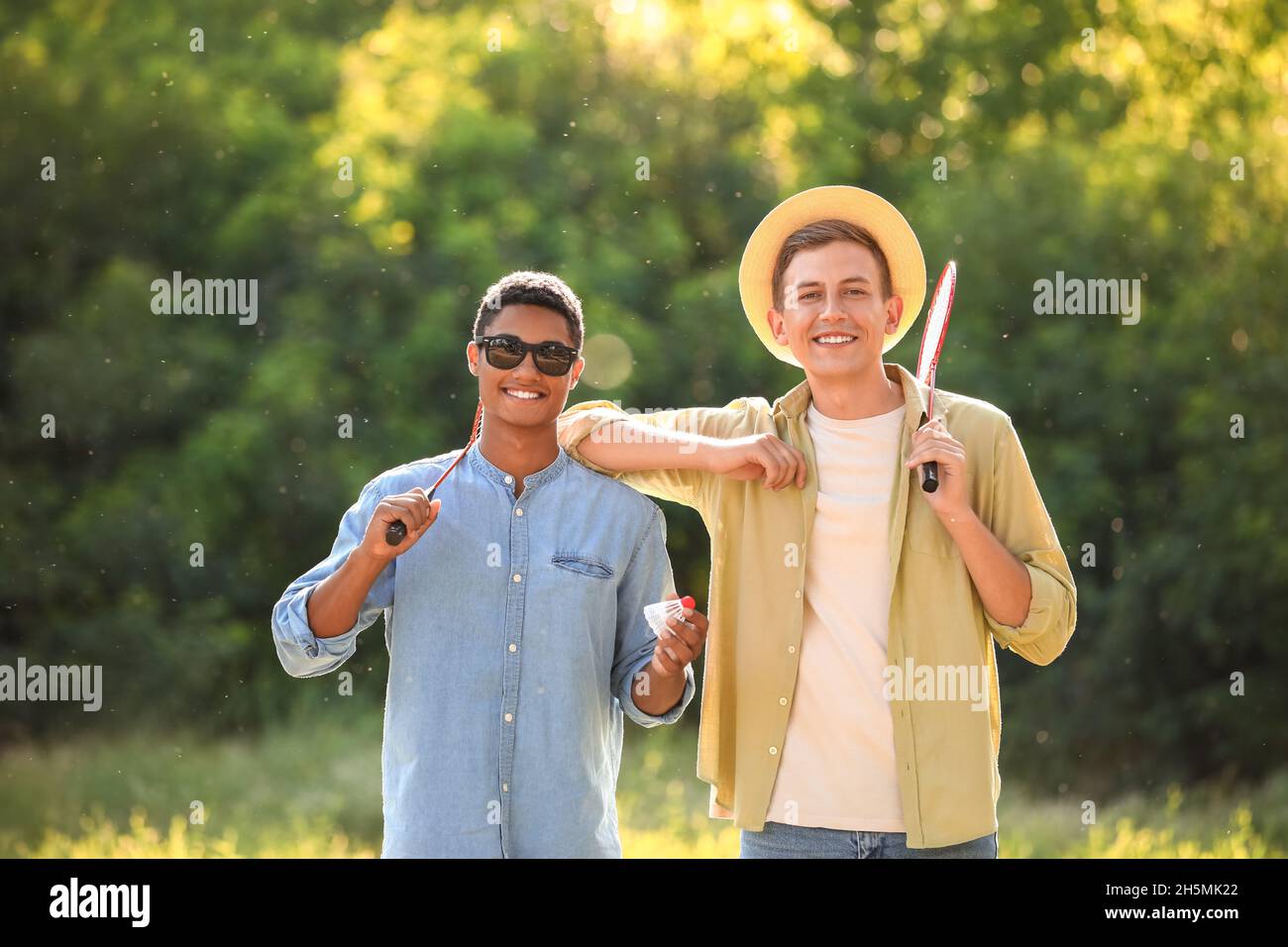 Giocatori di badminton maschile nel parco Foto Stock