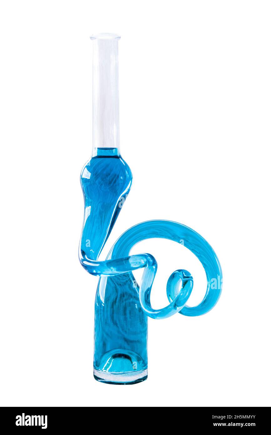 Fiasca decorativa in vetro da laboratorio riempita con liquido blu isolato su bianco. Tracciato di ritaglio incluso. Foto Stock