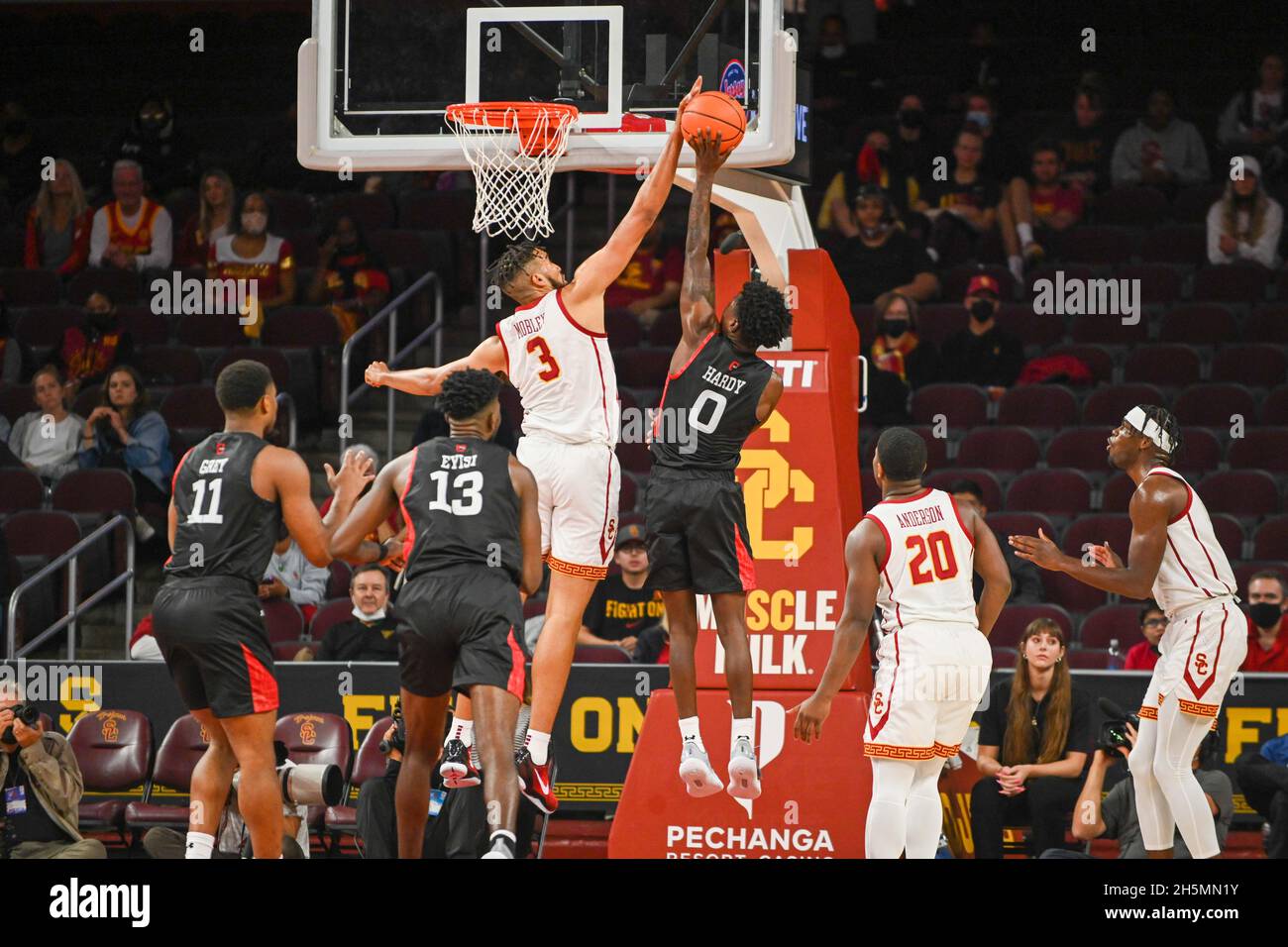 Southern California Trojans Forward Isaiah Mobley (3) blocca una palla da Cal state Northridge Matadors guardia Elijah Hardy (0) durante un NCAA college b Foto Stock