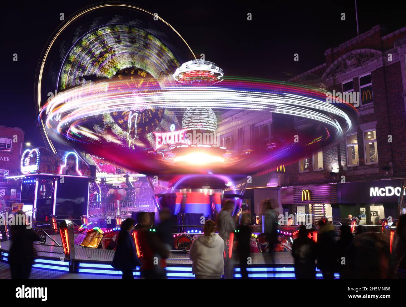 Loughborough, Leicestershire, Regno Unito. 10 novembre 2021. Le giostre della zona fieristica lasciano percorsi leggeri durante le celebrazioni dell'800° anno della Street Fair annuale. Nel 1221, un giovane re Enrico III concesse una carta reale a Hugh le Despenser, il Signore del maniero, per tenere un mercato settimanale del giovedì e una fiera annuale a Loughborough. Credit Darren Staples/Alamy Live News. Foto Stock