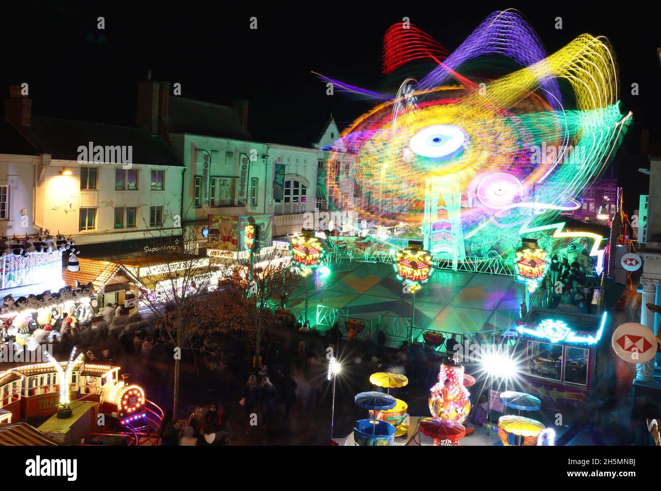 Loughborough, Leicestershire, Regno Unito. 10 novembre 2021. Le giostre della zona fieristica lasciano percorsi leggeri durante le celebrazioni dell'800° anno della Street Fair annuale. Nel 1221, un giovane re Enrico III concesse una carta reale a Hugh le Despenser, il Signore del maniero, per tenere un mercato settimanale del giovedì e una fiera annuale a Loughborough. Credit Darren Staples/Alamy Live News. Foto Stock