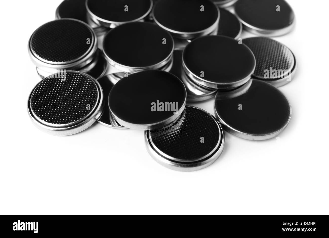 Batterie a bottone al litio su sfondo bianco, primo piano Foto Stock