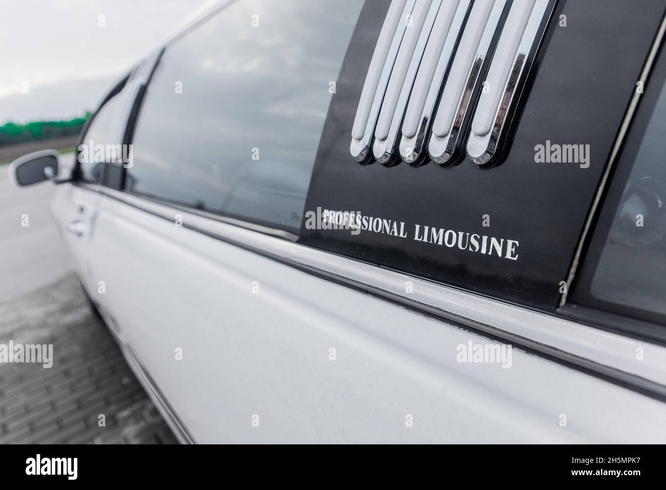 Parte del design auto di lusso bianco limousine e finestra, primo piano. Foto Stock