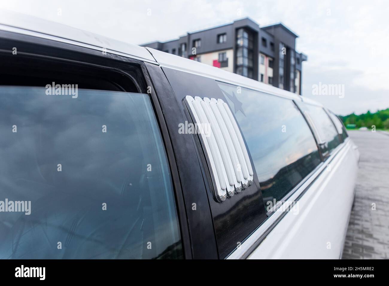 Parte del design auto di lusso bianco limousine e finestra, primo piano. Foto Stock